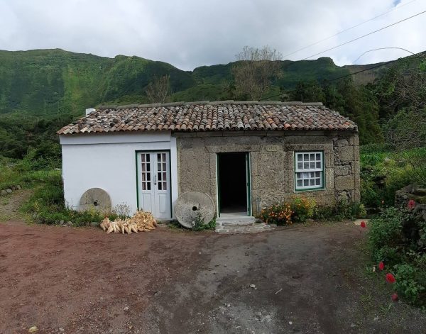 moinho-de-agua-da-ribeira-da-alagoinha - https://www.cmlajesdasflores.pt/local/moinho-da-fajazinha